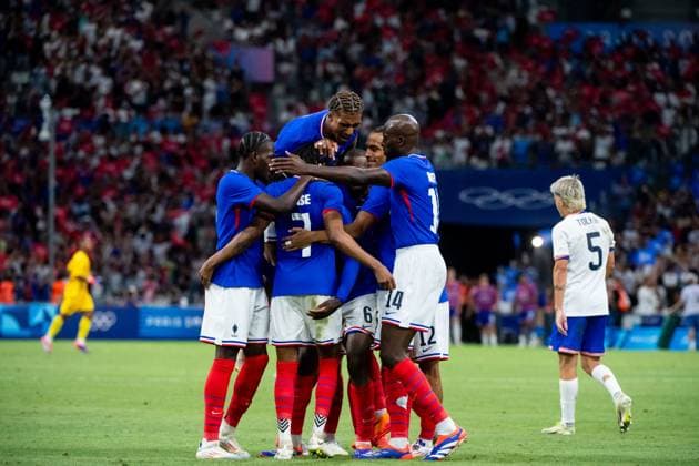 Michael Olise (Frankreich, 07), Kiliann Sildillia (Frankreich, 05), Jean-Philippe Mateta (Frankreich, 14), Manu Kone (Frankreich, 06), Loic Bade (Frankreich, 04) jubeln ueber das Tor zum 2:0, FRA, Olympische Spiele Paris 2024, Fussball Herren, Frankreich (FRA) vs Vereinigte Staaten von Amerika (USA), 1. Spieltag, Gruppe A, 24.07.2024 FRA, Olympische Spiele Paris 2024, Fussball Herren, Frankreich (FRA) vs Vereinigte Staaten von Amerika (USA), 1. Spieltag, Gruppe A, 24.07.2024 Marseille Copyright: xEibner-Pressefoto Memmlerx EP_MMR