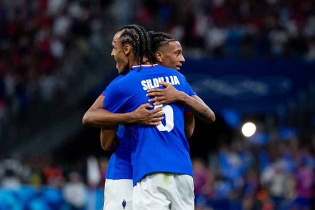 Michael Olise (Frankreich, 07), Kiliann Sildillia (Frankreich, 05) jubeln ueber das Tor zum 2:0, FRA, Olympische Spiele Paris 2024, Fussball Herren, Frankreich (FRA) vs Vereinigte Staaten von Amerika (USA), 1. Spieltag, Gruppe A, 24.07.2024 FRA, Olympische Spiele Paris 2024, Fussball Herren, Frankreich (FRA) vs Vereinigte Staaten von Amerika (USA), 1. Spieltag, Gruppe A, 24.07.2024 Marseille Copyright: xEibner-Pressefoto Memmlerx EP_MMR