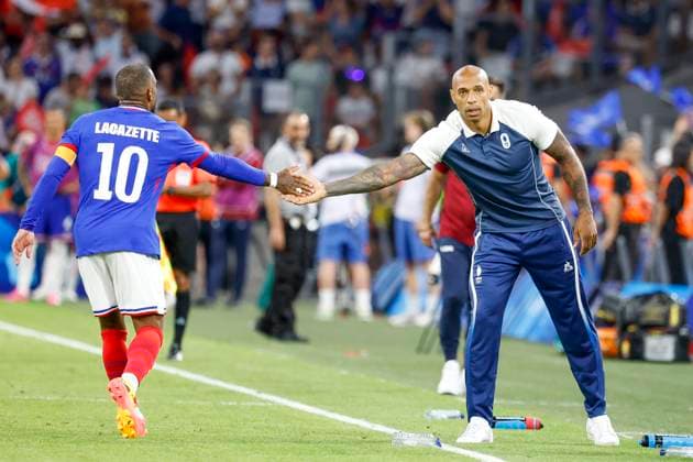 Sport Bilder des Tages Football JO match France - Etats-Unis USA PHOTOPQR LA PROVENCE SPEICH Frederic ; Marseille ; 24 07 2024 ; Jeux Olympiques Paris 2024 Tournoi de football olympique Match France - Etats-Unis au Stade Velodrome de Marseille JOIE BUT Alexandre LACAZETTE Thierry HENRY - The Paris 2024 Summer Olympic Games, Olympische Spiele, Olympia, OS (Jul 26-Aug 11, 2024).