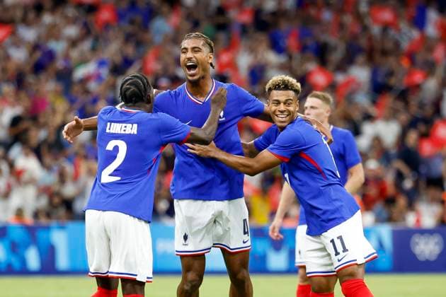 Football JO match France - Etats-Unis USA PHOTOPQR LA PROVENCE SPEICH Frederic ; Marseille ; 24 07 2024 ; Jeux Olympiques Paris 2024 Tournoi de football olympique Match France - Etats-Unis au Stade Velodrome de Marseille JOIE BUT Loic BADE - The Paris 2024 Summer Olympic Games, Olympische Spiele, Olympia, OS (Jul 26-Aug 11, 2024).