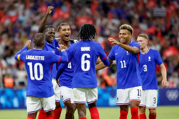 Football JO match France - Etats-Unis USA PHOTOPQR LA PROVENCE SPEICH Frederic ; Marseille ; 24 07 2024 ; Jeux Olympiques Paris 2024 Tournoi de football olympique Match France - Etats-Unis au Stade Velodrome de Marseille JOIE BUT Loic BADE - The Paris 2024 Summer Olympic Games, Olympische Spiele, Olympia, OS (Jul 26-Aug 11, 2024).