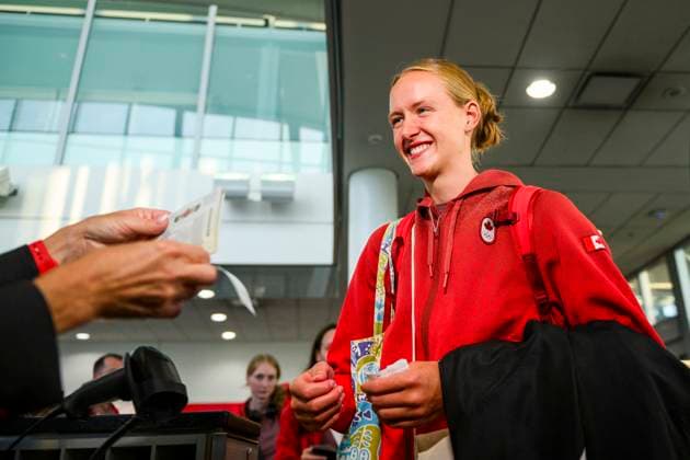 July 24, 2024, Toronto, On, Canada: Artistic swimmer Claire Scheffel of the 2024 Canadian Olympic Team boards her flight to Paris for the 2024 Paris Olympics, in Toronto on Wednesday, July 24, 2024. Canada News - July 24, 2024  - ZUMAc35_ 20240724_zaf_c35_094 Copyright: xChristopherxKatsarovx