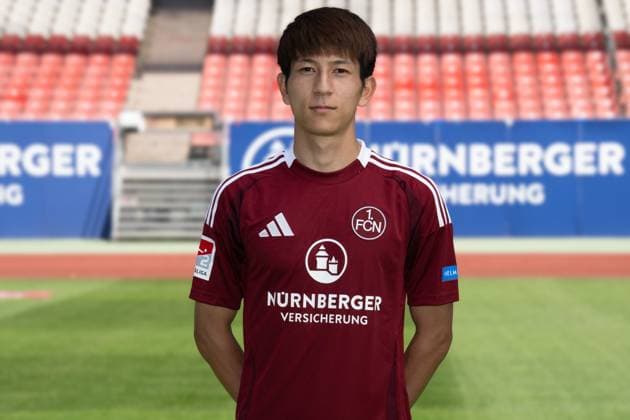 08.07.2024 - 1. FC Nürnberg FCN ( Club ) - 2. Fussball Bundesliga BL - Saison 2024 2025 - Fototermin Porträttermin Vorstellung Präsentation Pressetermin - - Einzelbild Einzelfoto Portrait Porträt Kopfbild - Kanji Okunuki (11, 1. FC Nürnberg FCN )