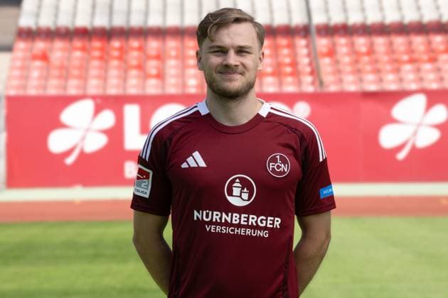 08.07.2024 - 1. FC Nürnberg FCN ( Club ) - 2. Fussball Bundesliga BL - Saison 2024 2025 - Fototermin Porträttermin Vorstellung Präsentation Pressetermin - - Einzelbild Einzelfoto Portrait Porträt Kopfbild - Tim Handwerker (29, 1. FC Nürnberg FCN )