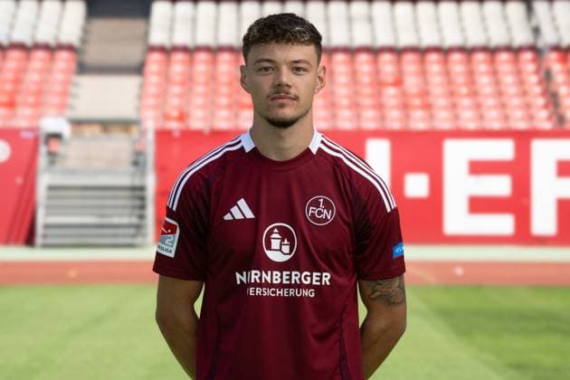 08.07.2024 - 1. FC Nürnberg FCN ( Club ) - 2. Fussball Bundesliga BL - Saison 2024 2025 - Fototermin Porträttermin Vorstellung Präsentation Pressetermin - - Einzelbild Einzelfoto Portrait Porträt Kopfbild - Jannik Hofmann (43, 1. FC Nürnberg FCN )