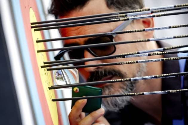 Bilder des Jahres 2024, Sport 07 Juli Sport Themen der Woche KW30 Sport Bilder des Tages PARIS - An official looks at the arrows for the archery score during the qualifications. The archery tournament started a day before the official opening ceremony. ANP ROBIN VAN LONKHUIJSEN xVIxANPxSportx xxANPxIVx 504156218 originalFilename: 504156218.jpg