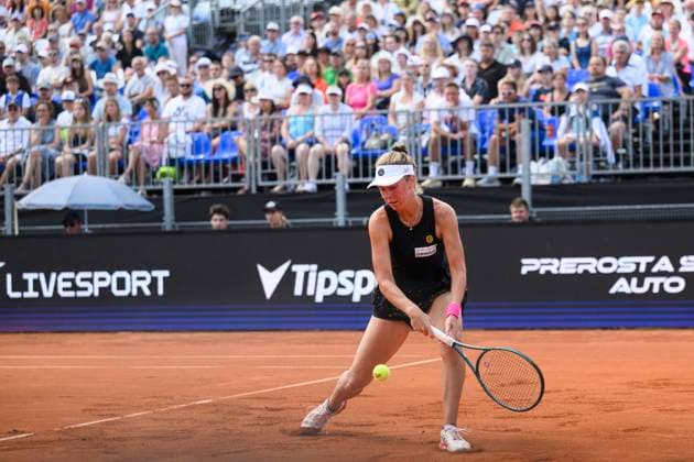 Magdalena Frech of Poland in action against Laura Samsonova of Czech Republic during semifinal of the WTA, Tennis Damen women s tennis tournament Livesport Prague Open 2024 in Prague, Czech Republic, July 25, 2024. (CTKxPhoto MichalxKamaryt) CTKPhotoP2024072504314  CTKPhotoP2024072504314