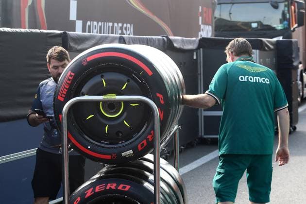 25.07.2024, xsvx, Motorsport FIA Formel 1, Großer Preis von Belgien 2024 emspor, v.l. Teamfoto Mannschaftsfoto vor dem Spiel Aston Martin Mechaniker mit Pirelli Soft Reifen (FIA REGULATIONS PROHIBIT ANY USE OF PHOTOGRAPHS as IMAGE SEQUENCES and or QUASI-VIDEO) Spa