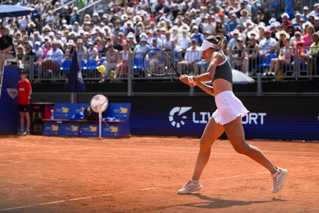 Magda Linette of Poland in action against Linda Noskova of Czech Republic during semifinal of the WTA, Tennis Damen women s tennis tournament Livesport Prague Open 2024 in Prague, Czech Republic, July 25, 2024. (CTKxPhoto MichalxKamaryt) CTKPhotoP2024072505642  CTKPhotoP2024072505642