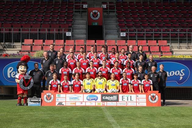 FC Viktoria Köln; 3. Liga, Porträttermin 2024 2025, Mannschaftsfoto, Oben (v.li.): Frank Schroedter (Physiotherapeut), Tim Kruse (Physiotherapeut), Bryan Henning , Thomas Idel , Niklas May , Benjamin Hemcke , Sidny Lopes Cabral , Albion Vrenezi , Prof. Dr. med. Marc Horlitz (Mannschaftsarzt Internist), Florian Braband (Athletiktrainer), 2. Reihe (v.li.): Thomas Gürtler (Zeugwart), Dr. med. univ. Max Wittenberg (Mannschaftsarzt), Patrick Koronkiewicz , Jonah Sticker, Said El Mala, Enrique Lofolomo, Kevin Pytlik, Serhat-Semih Güler, Nondas Balas (Videoanalyst), Patrick Loch (Reha-Trainer), 3. Reihe (v.li.): Maskottchen Viktor, Hagen Papst (Teammanager), Dieter Schick (Zeugwart), Zoumana Keita , Lars Dietz , Malek El Mala , Christoph Greger , Lex-Tyger Lobinger , Kwabe Schulz , Marian Wilhelm (Co-Trainer), Olaf Janßen (Cheftrainer), Dr. Eduard Gorr (Sportkardiologe), unten (v.li.): Robin Velasco , Simon Handle , Donny Bogicevic , Oskar Hill , Eduardo dos Santos Haesler Dudu , Kevin Rauhut , Moritz Fritz , Luca de Meester , Florian Engelhardt; Mannschaftsfoto, Teamfoto, Mannschaft, Team, Gruppenbild Nordrhein-Westfalen Deutschland