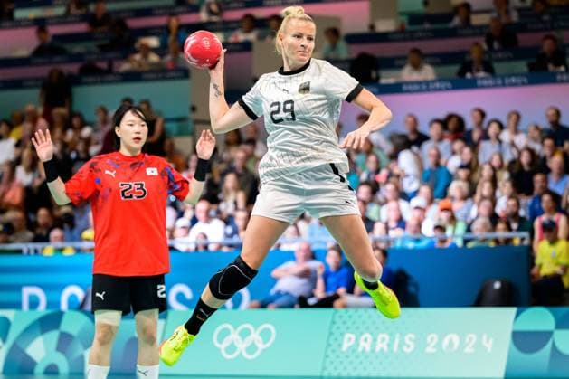 Paris, Frankreich: Handball Frauen - Vorrunde Gruppe A - Deutschland - Korea v.li. Bitna Woo (Korea), Antje Döll Doell (Deutschland) Paris South Paris Arena 6 Frankreich