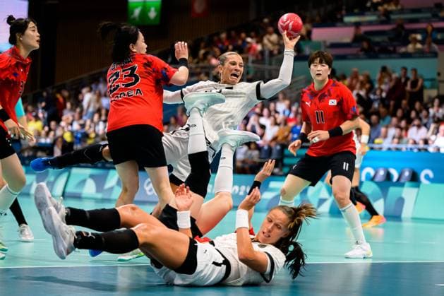 Bilder des Jahres 2024, Sport 07 Juli Sport Themen der Woche KW30 Sport Bilder des Tages Paris, Frankreich: Handball Frauen - Vorrunde Gruppe A - Deutschland - Korea v.li. Bitna Woo (Korea), Julia Behnke (Deutschland), Xenia Smits (Deutschland) am Boden Paris South Paris Arena 6 Frankreich *** Paris, France Handball Women Preliminary Round Group A Germany Korea from left Bitna Woo Korea , Julia Behnke Germany , Xenia Smits Germany on the floor Paris South Paris Arena 6 France