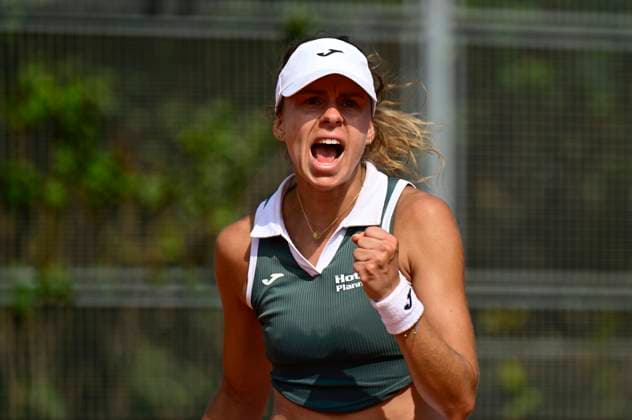 Magda Linette of Poland in action against Linda Noskova of Czech Republic during semifinal of the WTA, Tennis Damen women s tennis tournament Livesport Prague Open 2024 in Prague, Czech Republic, July 25, 2024. (CTKxPhoto RomanxVondrous) CTKPhotoP2024072506263  CTKPhotoP2024072506263