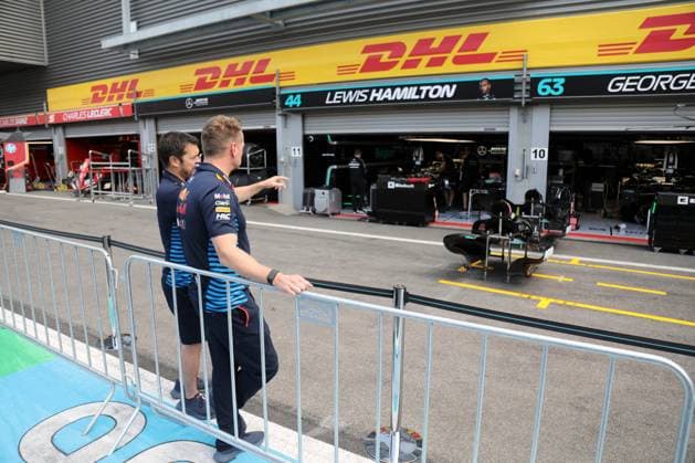 Stavelot, Belgien 26.- 28. Juli 2024: FIA - Formel 1 - WM - Großer Preis Belgien - Circuit de Spa-Francorchamps - 2024 Im Bild: Red Bull Mitarbeiter schauen interessiert in Mercedes Box Circuit de Spa-Francorchamps Copyright: xFotostandx xHorstxBernhardtx