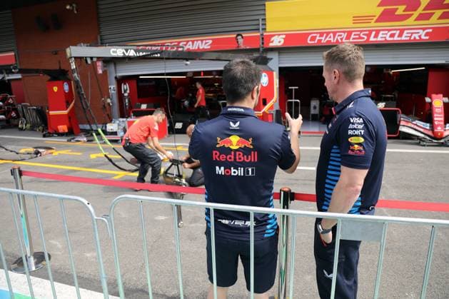 Stavelot, Belgien 26.- 28. Juli 2024: FIA - Formel 1 - WM - Großer Preis Belgien - Circuit de Spa-Francorchamps - 2024 Im Bild: Red Bull Mitarbeiter schauen interessiert in Ferrari Box Circuit de Spa-Francorchamps Copyright: xFotostandx xHorstxBernhardtx