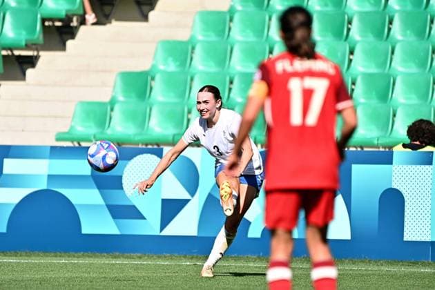 Football JO Paris 2024 JEUX OLYMPICS PARIS 2024 PHOTOPQR LE PROGRES Rémy PERRIN - Saint-Étienne 25 07 2024 - Football JO Paris 2024 -Match de football Jeux Olympiques Paris 2024 Ici au stade Geoffroy Guichard de Saint-Etienne (Loire) Match féminin Canada VS Nouvelle-Zélande La butteuse Barry Mackenzie - The Paris 2024 Summer Olympic Games, Olympische Spiele, Olympia, OS (Jul 26-Aug 11, 2024).