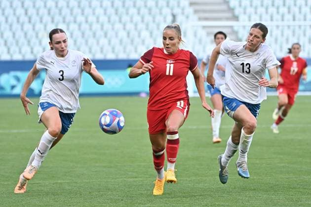 Football JO Paris 2024 JEUX OLYMPICS PARIS 2024 PHOTOPQR LE PROGRES Rémy PERRIN - Saint-Étienne 25 07 2024 - Football JO Paris 2024 -Match de football Jeux Olympiques Paris 2024 Ici au stade Geoffroy Guichard de Saint-Etienne (Loire) Match féminin Canada VS Nouvelle-Zélande Adriana Leon - The Paris 2024 Summer Olympic Games, Olympische Spiele, Olympia, OS (Jul 26-Aug 11, 2024).