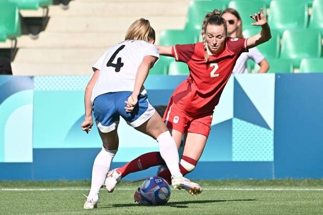 Football JO Paris 2024 JEUX OLYMPICS PARIS 2024 PHOTOPQR LE PROGRES Rémy PERRIN - Saint-Étienne 25 07 2024 - Football JO Paris 2024 -Match de football Jeux Olympiques Paris 2024 Ici au stade Geoffroy Guichard de Saint-Etienne (Loire) Match féminin Canada VS Nouvelle-Zélande CARLE GABRIELLE - The Paris 2024 Summer Olympic Games, Olympische Spiele, Olympia, OS (Jul 26-Aug 11, 2024).