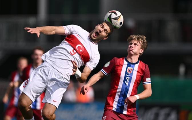 Sport Themen der Woche KW30 Sport Bilder des Tages FOOTBALL, FIFA U20 WORLD CUP, PLAY-OFF, NORWAY - TURKEY 240725 Poyraz Yildirim of Turkiye in action against Benjamin Thoresen Faraas of Norway during the FIFA Under-20 World Cup play-off football match between Norway and Turkey on July 25, 2024 in Belfast. Photo: Ben McShane BILDBYRAN Cop 275 SPF006 bbeng fotboll football fotball soccer FIFA Under-20 World Cup u20-vm u19-em u19 u20 play-off playoff kvalik norge norway tyrkia turkey *** FOOTBALL, FIFA U20 WORLD CUP, PLAY OFF, NORWAY TURKEY 240725 Poyraz Yildirim of Turkiye in action against Benjamin Thoresen Faraas of Norway during the FIFA Under 20 World Cup play off football match between Norway and Turkey on July 25, 2024 in Belfast Photo Ben McShane BILDBYRAN Cop 275 SPF006 bbeng fotboll football soccer FIFA Under 20 World Cup u20 vm u19 em u19 u20 play off playoff kvalik norge norway tyrkia turkey  Copyright: BenxMcShanex xSPORTSFILE BB240725ZJ017