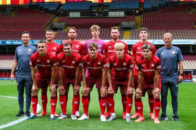 hintere Reihe (v.l.n.r.): Florian Junge (1. FC Kaiserslautern, Co-Trainer), Erik Wekesser (1. FC Kaiserslautern, 13), Jannis Heuer (1. FC Kaiserslautern, 24), Fabian Heck (1. FC Kaiserslautern, 28), Jannik Mause, (1. FC Kaiserslautern, 18), Leon Robinson 1. FC Kaiserslautern, 37), Markus Anfang (1. FC Kaiserslautern, Trainer), vordere Reihe (v.l.n.r.): Filip Kaloc, (1. FC Kaiserslautern, 26) Luca Sirch (1. FC Kaiserslautern, 31), Florian Kleinhansl (1. FC Kaiserslautern, 03), Mika Haas (1. FC Kaiserslautern, 22), Shawn Blum (1. FC Kaiserslautern, 34), GER, 1. FC Kaiserslautern, 2. Bundesliga, Portraettermin 2024 2025, Neuzugaenge, 25.07.2024. GER, 1. FC Kaiserslautern, 2. Bundesliga, Portraettermin 2024 2025, Neuzugaenge, 25.07.2024. Kaiserslautern