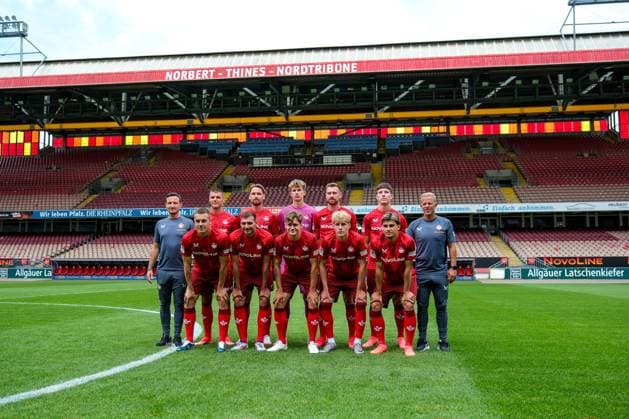hintere Reihe (v.l.n.r.): Florian Junge (1. FC Kaiserslautern, Co-Trainer), Erik Wekesser (1. FC Kaiserslautern, 13), Jannis Heuer (1. FC Kaiserslautern, 24), Fabian Heck (1. FC Kaiserslautern, 28), Jannik Mause, (1. FC Kaiserslautern, 18), Leon Robinson 1. FC Kaiserslautern, 37), Markus Anfang (1. FC Kaiserslautern, Trainer), vordere Reihe (v.l.n.r.): Filip Kaloc, (1. FC Kaiserslautern, 26) Luca Sirch (1. FC Kaiserslautern, 31), Florian Kleinhansl (1. FC Kaiserslautern, 03), Mika Haas (1. FC Kaiserslautern, 22), Shawn Blum (1. FC Kaiserslautern, 34), GER, 1. FC Kaiserslautern, 2. Bundesliga, Portraettermin 2024 2025, Neuzugaenge, 25.07.2024. GER, 1. FC Kaiserslautern, 2. Bundesliga, Portraettermin 2024 2025, Neuzugaenge, 25.07.2024. Kaiserslautern