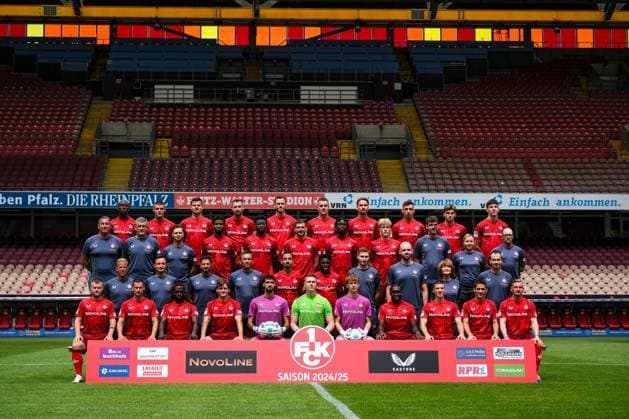 Obere Reihe (v.l.n.r.): Aaron Opoku (17), Erik Wekesser (13), Jan Elvedi (33), Jannik Mause (18), ), Boris Tomiak (2), Filip Kaloc (26), Jannis Heuer (24), Daniel Hanslik (19), Shawn Blum (34), Leon Robinson (37) Zweite Reihe von oben (v.l.n.r.): Dennis Rudel (Torwartkoordinator), Andreas Clauß (Torwarttrainer), Fabian Kobel (Rehatrainer), Almamy Toure (6), Ragnar Ache (9), Luca Sirch (31), Dickson Abiama (40), Mika Haas (22), Johannes Wekesser (Physiotherapeut), Lisa Eisel (Physiotherapeutin), Christian Frank (Physiotherapeut) Dritte Reihe von oben (v.l.n.r.): Markus Anfang (Cheftrainer), Florian Junge (Co-Trainer), Niklas Martin (Co-Trainer), Oliver Schäfer (Athletiktrainer), Kenny Prince Redondo (11), Afeez Aremu (23), Timon Klasen (Videoanalyst), Daniel Lewandowski (Teammanager), Dr. Claudia Thaler (Mannschaftsärztin), Dr. Nils Veith (Mannschaftsarzt) Untere Reihe (v.l.n.r.): Jean Zimmer (8), Henrick Zuck (21), Richmond Tachie (29), Florian Kleinhansl (3), Avdo Spahic (30), Julian Krahl (1), Fabian Heck (28), Frank Ronstadt (27), Tobias Raschl (20), Philipp Klement (10), Marlon Ritter (7). GER, 1. FC Kaiserslautern, 2. Bundesliga, Portraettermin 2024 2025, Mannschaftsfoto 25.07.2024. GER, 1. FC Kaiserslautern, 2. Bundesliga, Portraettermin 2024 2025, Mannschaftsfoto 25.07.2024. Kaiserslautern