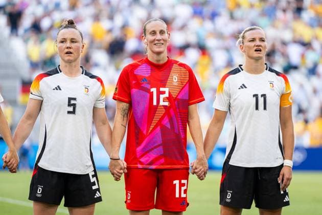 Marina Hegering (Deutschland, 05), Ann-Katrin Berger (Deutschland, 12), Alexandra Popp (Deutschland, 11) bei der Nationalhymne, FRA, Olympische Spiele Paris 2024, Fussball Frauen, Deutschland (GER) vs Australien (AUS), 1. Spieltag, Gruppe B, 25.07.2024 FRA, Olympische Spiele Paris 2024, Fussball Frauen, Deutschland (GER) vs Australien (AUS), 1. Spieltag, Gruppe B, 25.07.2024 Marseille Copyright: xEibner-Pressefoto Memmlerx EP_MMR