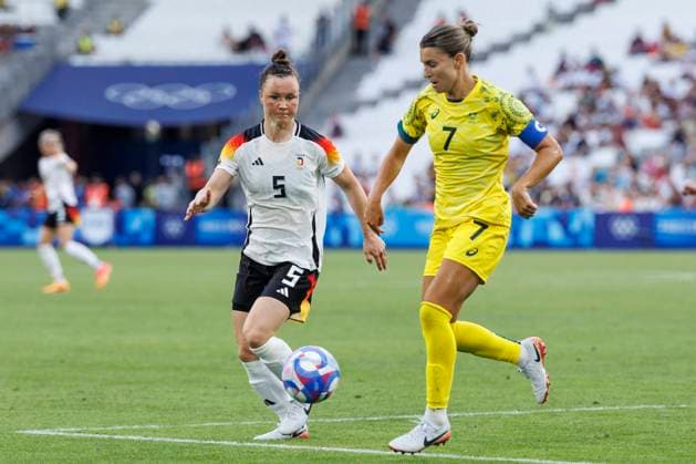 FRA, Paris, Olympischen Spiele Paris 2024, 25.07.2024, Fussball, Frauen, Deutschland vs Australien, in Marseille, im Stade Velodrome, v.l. Marina Hegering (Deutschland, 5), Steph Catley (Australien, 7), Zweikampf, Action, Kampf, kaempft um den Ball, Copyright: HMBxMedia StephaniexWunderl