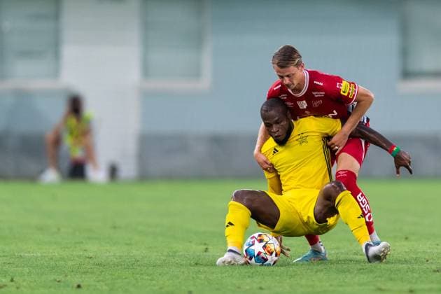 240725 Simon Hedlund of Elfsborg and Cedric Badolo of Sheriff Tiraspol during the UEFA Europa League qualification match between Sheriff Tiraspol and Elfsborg on July 25, 2024 in Tiraspol. Photo: Alex Nicodim BILDBYRAN COP 282 AN0008 fotboll football soccer fotball uefa europa league sheriff tiraspol elfsborg bbeng qualification Copyright: ALEXxNICODIM BB240725ZN026