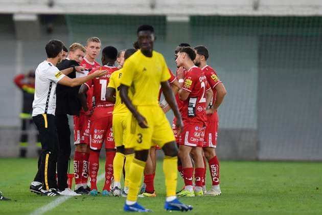 240725 Michael Baidoo of Sheriff Tiraspol listen to the Manager Oscar Hiljemark of Elfsborg during the UEFA Europa League qualification match between Sheriff Tiraspol and Elfsborg on July 25, 2024 in Tiraspol. Photo: Alex Nicodim BILDBYRAN COP 282 AN0008 fotboll football soccer fotball uefa europa league sheriff tiraspol elfsborg bbeng qualification Copyright: ALEXxNICODIM BB240725ZO017