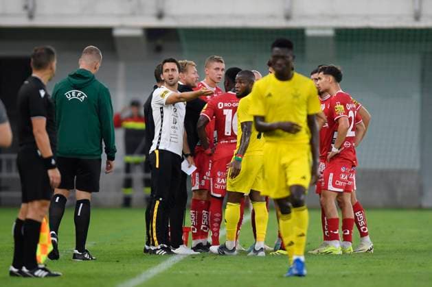 240725 Michael Baidoo of Sheriff Tiraspol listen to the Manager Oscar Hiljemark of Elfsborg during the UEFA Europa League qualification match between Sheriff Tiraspol and Elfsborg on July 25, 2024 in Tiraspol. Photo: Alex Nicodim BILDBYRAN COP 282 AN0008 fotboll football soccer fotball uefa europa league sheriff tiraspol elfsborg bbeng qualification Copyright: ALEXxNICODIM BB240725ZQ028