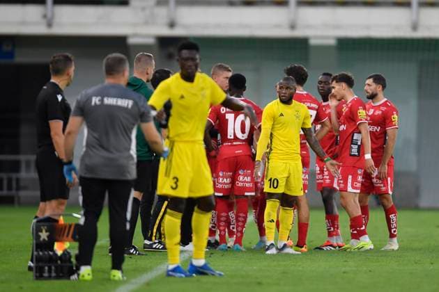 240725 Michael Baidoo of Sheriff Tiraspol listen to the Manager Oscar Hiljemark of Elfsborg during the UEFA Europa League qualification match between Sheriff Tiraspol and Elfsborg on July 25, 2024 in Tiraspol. Photo: Alex Nicodim BILDBYRAN COP 282 AN0008 fotboll football soccer fotball uefa europa league sheriff tiraspol elfsborg bbeng qualification Copyright: ALEXxNICODIM BB240725ZU026