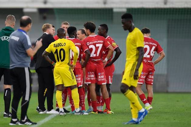 240725 Michael Baidoo of Sheriff Tiraspol listen to the Manager Oscar Hiljemark of Elfsborg during the UEFA Europa League qualification match between Sheriff Tiraspol and Elfsborg on July 25, 2024 in Tiraspol. Photo: Alex Nicodim BILDBYRAN COP 282 AN0008 fotboll football soccer fotball uefa europa league sheriff tiraspol elfsborg bbeng qualification Copyright: ALEXxNICODIM BB240725ZW022