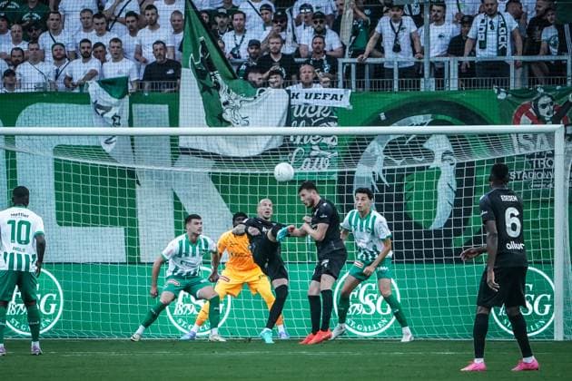 Fußball: FC St. Gallen 1879 vs. FC TOBOL KOSTANAY - 2. Qualifikationsrunde UEFA Conference League - Kybunpark St. Gallen, Schweiz: Tobols Ivan Miladinovic beim Torschuss-Versuch St. Gallen Kybunpark Kanton St. Gallen Schweiz Copyright: xJoeranxSteinsiekx