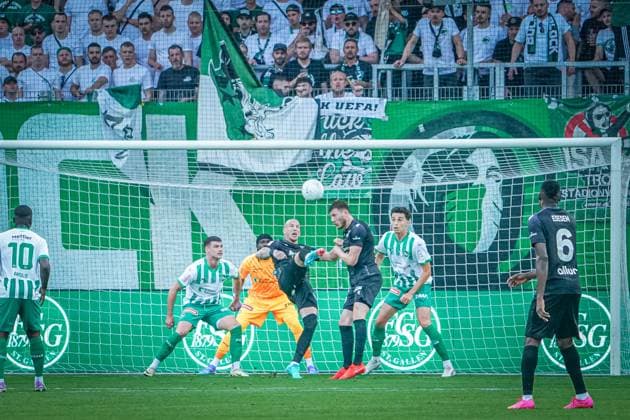 Fußball: FC St. Gallen 1879 vs. FC TOBOL KOSTANAY - 2. Qualifikationsrunde UEFA Conference League - Kybunpark St. Gallen, Schweiz: Tobols Ivan Miladinovic beim Torschuss-Versuch St. Gallen Kybunpark Kanton St. Gallen Schweiz Copyright: xJoeranxSteinsiekx