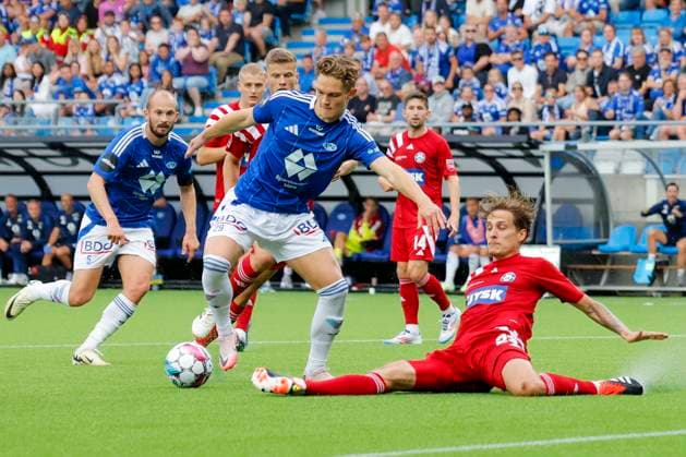 UEFA Europa League Qualification 2nd Round Molde Silkeborg Molde 20240725 Gustav Kjostad Nyheim in a duel with Tonni Adamsen during the Europa League qualifier in football between Molde and Silkeborg at Aker Stadion Photo Svein Ove Ekornesvag NTB Molde Norway EDITORIAL USE ONLY RESTRICTED USE FOR BETTING COMPANIES  Copyright: xSveinxOvexEkornesvagx xNTBx