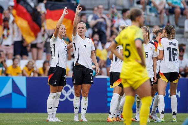 Bilder des Jahres 2024, Sport 07 Juli Sport Themen der Woche KW30 Sport Bilder des Tages FRA, Paris, Olympischen Spiele Paris 2024, 25.07.2024, Fussball, Frauen, Deutschland vs Australien, in Marseille, im Stade Velodrome, Teamjubel, Tor, Treffer, Jubel, Torjubel, Freude, Begeisterung, feiert, Lea Schüller (Deutschland, 7) koepft den Ball zum 2:0 Tor, *** FRA, Paris, Olympic Games Paris 2024, 25 07 2024, football, women, Germany vs. Australia, in Marseille, in the Stade Velodrome, team cheer, goal, goal, cheer, goal celebration, joy, enthusiasm, celebrates, Lea Schüller Germany, 7 heads the ball for the 2 0 goal, Copyright: HMBxMedia StephaniexWunderl