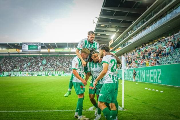 Fußball: FC St. Gallen 1879 vs. FC TOBOL KOSTANAY - 2. Qualifikationsrunde UEFA Conference League - Kybunpark St. Gallen, Schweiz: Tor und Torjubel durch St. Gallens Chadrac Akolo zur 2:1 Führung. St. Gallen Kybunpark Kanton St. Gallen Schweiz Copyright: xJoeranxSteinsiekx