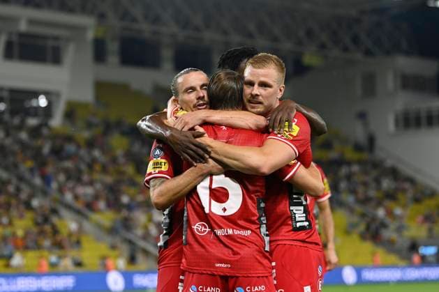 240725 Simon Hedlund of Elfsborg celebrates with teammates after the 0-1 goal during the UEFA Europa League qualification match between Sheriff Tiraspol and Elfsborg on July 25, 2024 in Tiraspol. Photo: Alex Nicodim BILDBYRAN COP 282 AN0008 fotboll football soccer fotball uefa europa league sheriff tiraspol elfsborg bbeng qualification jubel Copyright: ALEXxNICODIM BB240725ZC029