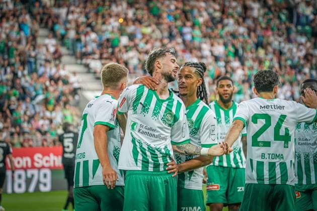 Fußball: FC St. Gallen 1879 vs. FC TOBOL KOSTANAY - 2. Qualifikationsrunde UEFA Conference League - Kybunpark St. Gallen, Schweiz: Tor und Torjubel mit Geste durch St. Gallens Mihailo Stevanovic zum 1:1 Ausgleich St. Gallen Kybunpark Kanton St. Gallen Schweiz Copyright: xJoeranxSteinsiekx