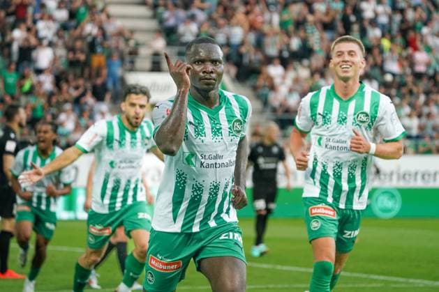 Fußball: FC St. Gallen 1879 vs. FC TOBOL KOSTANAY - 2. Qualifikationsrunde UEFA Conference League - Kybunpark St. Gallen, Schweiz: Tor und Torjubel durch St. Gallens Chadrac Akolo zur 2:1 Führung. St. Gallen Kybunpark Kanton St. Gallen Schweiz Copyright: xJoeranxSteinsiekx