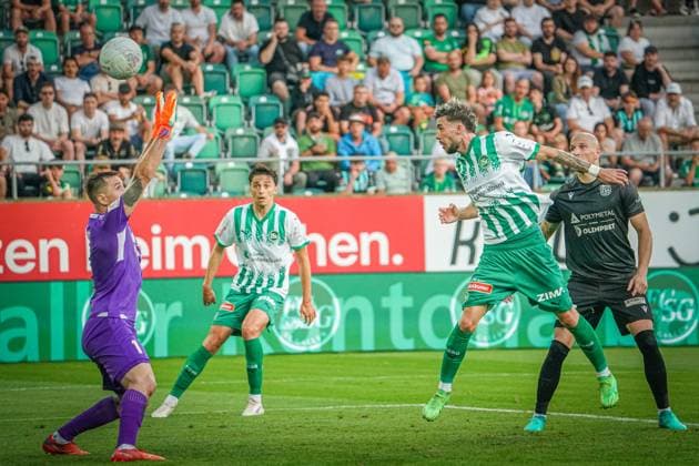 Fußball: FC St. Gallen 1879 vs. FC TOBOL KOSTANAY - 2. Qualifikationsrunde UEFA Conference League - Kybunpark St. Gallen, Schweiz: Tor durch St. Gallens Mihailo Stevanovic per Kopfball zum 1:1 Ausgleich, Tobols Torwart Stas Pokatilov kann den Ball nicht mehr halten. St. Gallen Kybunpark Kanton St. Gallen Schweiz Copyright: xJoeranxSteinsiekx