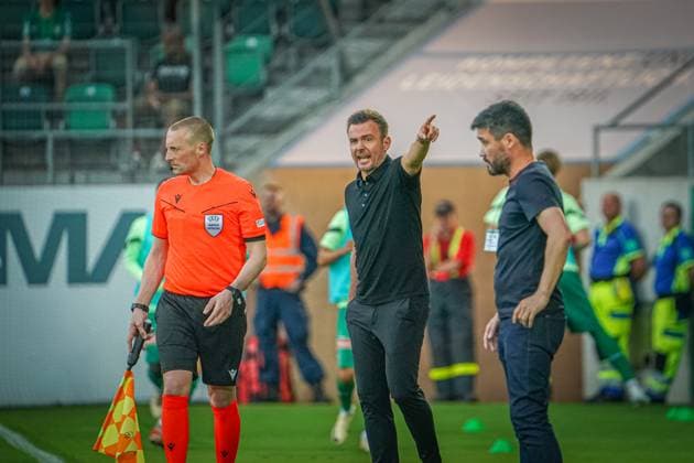 Fußball: FC St. Gallen 1879 vs. FC TOBOL KOSTANAY - 2. Qualifikationsrunde UEFA Conference League - Kybunpark St. Gallen, Schweiz: St. Gallens Trainer Enrico Maassen in Aktion St. Gallen Kybunpark Kanton St. Gallen Schweiz Copyright: xJoeranxSteinsiekx