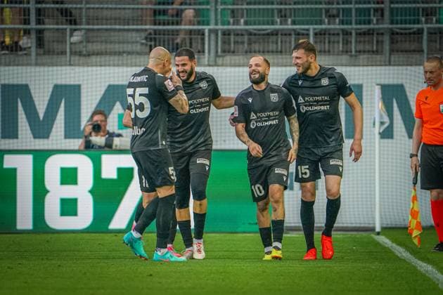 Fußball: FC St. Gallen 1879 vs. FC TOBOL KOSTANAY - 2. Qualifikationsrunde UEFA Conference League - Kybunpark St. Gallen, Schweiz: Tobol geht mit 1:0 in Führung durch ein Eigentor, Freude bei v.l. Tobols Ahmed El Messaoudi , Tobols Ivan Miladinovic , Tobols Igor Ivanovic und Tobols Albert Gabaraev St. Gallen Kybunpark Kanton St. Gallen Schweiz Copyright: xJoeranxSteinsiekx