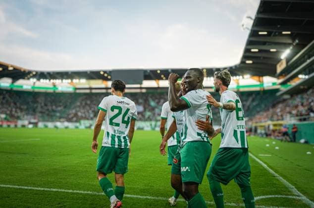Fußball: FC St. Gallen 1879 vs. FC TOBOL KOSTANAY - 2. Qualifikationsrunde UEFA Conference League - Kybunpark St. Gallen, Schweiz: Tor und Torjubel durch St. Gallens Chadrac Akolo zur 2:1 Führung. St. Gallen Kybunpark Kanton St. Gallen Schweiz Copyright: xJoeranxSteinsiekx