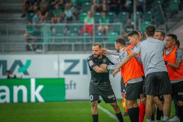 Fußball: FC St. Gallen 1879 vs. FC TOBOL KOSTANAY - 2. Qualifikationsrunde UEFA Conference League - Kybunpark St. Gallen, Schweiz: Tobol geht mit 1:0 in Führung durch ein Eigentor, Freude bei Tobols Igor Ivanovic und seinem Team St. Gallen Kybunpark Kanton St. Gallen Schweiz Copyright: xJoeranxSteinsiekx