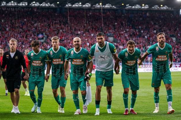 25.07.2024 KRAKOW UL. REYMONTA ( POLAND ) PILKA NOZNA ( FOOTBALL ) LIGA EUROPY UEFA ( UEFA EUROPA LEAGUE ) - 2. RUNDA ELIMINACJI ( SECOND QUALIFYING ROUND ) MECZ WISLA KRAKOW - RAPID WIEDEN ( GAME RAPID WIEN ) NZ ZAWODNICY SK RAPID PO MECZU EMOCJE ( EMOTIONS ) RADOSC ( JOY ) FOTO BORYS GOGULSKI CYFRASPORT NEWSPIX.PL --- Newspix.pl  20240725_CSBG_0072