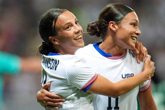 Sport Bilder des Tages Joie Mallory Swanson (USA) and Sophia Smith (USA), Football , USA vs Zambia during the Olympic Games, Olympische Spiele, Olympia, OS Paris 2024 JO 2024 : FOOTBALL - USA vs Zambie - Jeux Olympiques 2024 - Paris2024 - Nice - 25 07 2024 DPPI Panoramic 