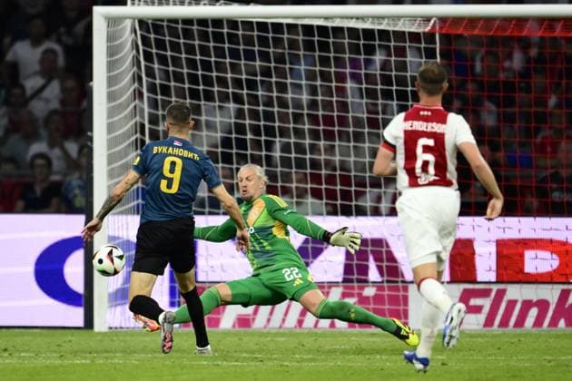 AMSTERDAM - (l-r) Aleksa Vukanovic of FK Vojvodina, Ajax goalkeeper Remko Pasveer during the UEFA Europa League 2nd preliminary round match between Ajax Amsterdam and FK Vojvodina at the Johan Cruijff ArenA on July 25, 2024 in Amsterdam, Netherlands. ANP OLAF KRAAK UEFA Europa Europa League second qualifying round 2024 25 xVIxANPxSportx xxANPxIVx 504189936 originalFilename: 504189936.jpg
