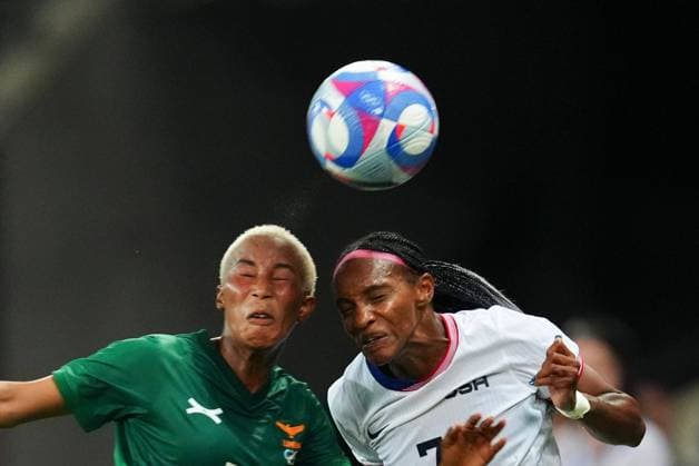 Martha Tembo of Zambia battles with Crystal Dunn of the USA Paris 2024 Olympic Games, Olympische Spiele, Olympia, OS USA Women v Zambia Women, Nice, France - 25 Jul 2024  Copyright: xDavexShopland Shutterstockx 14602345bg